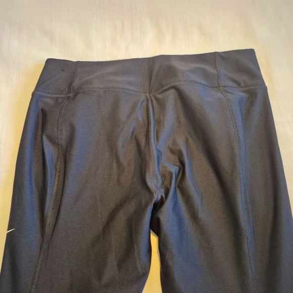 Nike women's size XL black cropped leggings, EUC or better - Picture 5 of 7